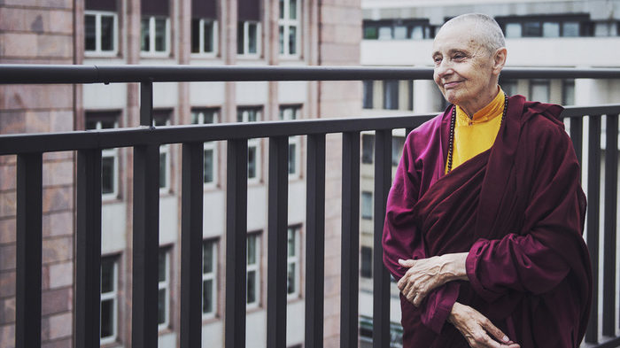 O călugăriță budistă explică diferența dintre iubire și atașament