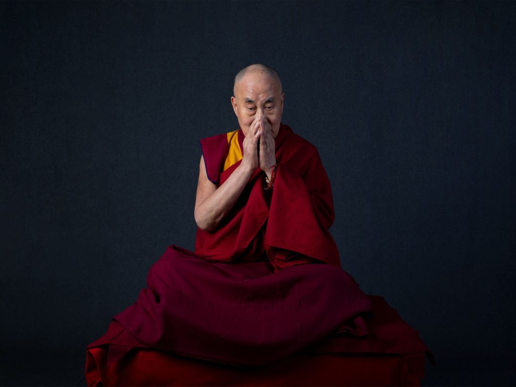 Aștepți un bărbat, dar el încă nu apare în viața ta: 7 porunci ale lui Dalai Lama pentru femei